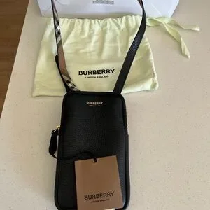 【BURBERRY】PHONE POUCH モバイルポーチ クロスボディ BURBERRY】PHONE POUCH モバイルポーチ クロスボディ